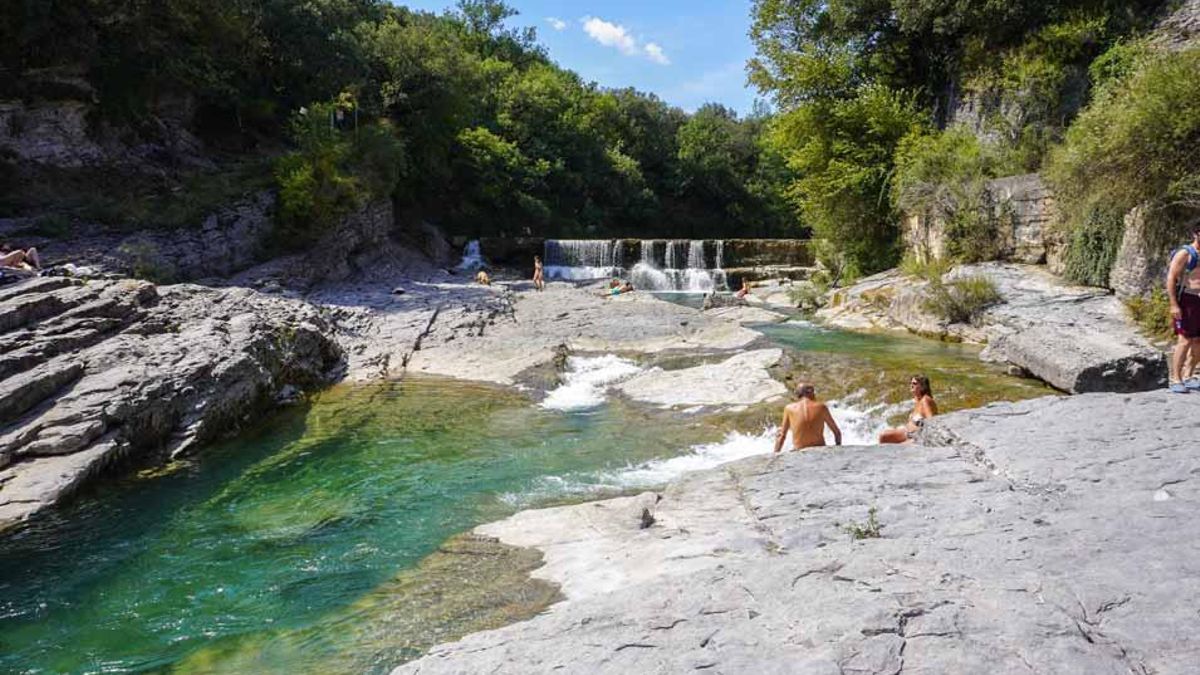 El Pirineo aragonés regula el acceso a sus zonas de baño ante la masificación estival: sanciones de hasta 900 euros