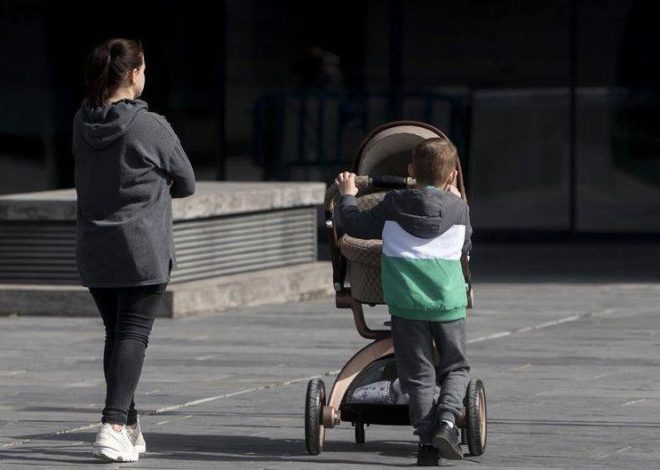 Claves de los nuevos permisos por hijo que aprobará el Gobierno: ¿quién puede cogerlos y desde cuándo?