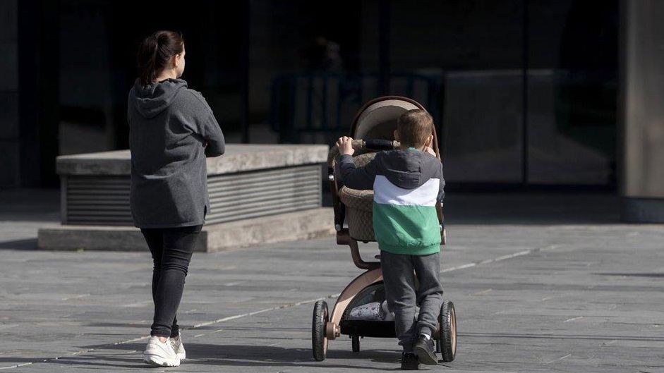 Claves de los nuevos permisos por hijo que aprobará el Gobierno: ¿quién puede cogerlos y desde cuándo?