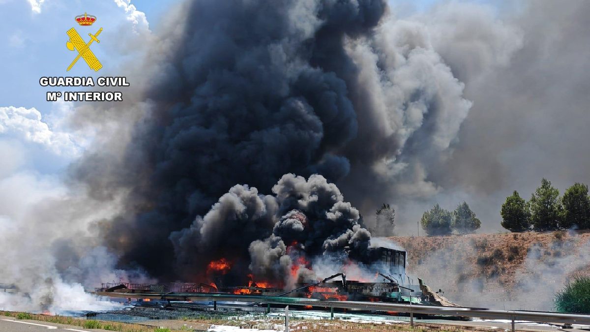 Un camión de gran tonelaje arde tras una colisión y obliga a cortar en ambos sentidos la A-23, en Cariñena