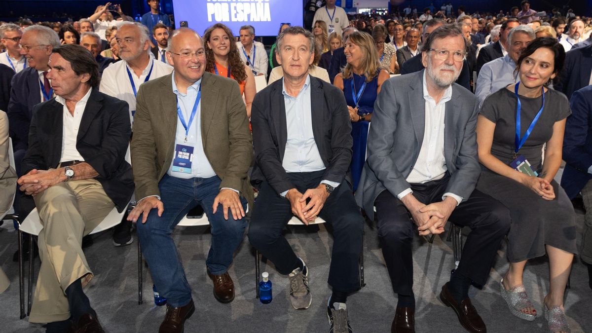 Políticos hablando de políticos