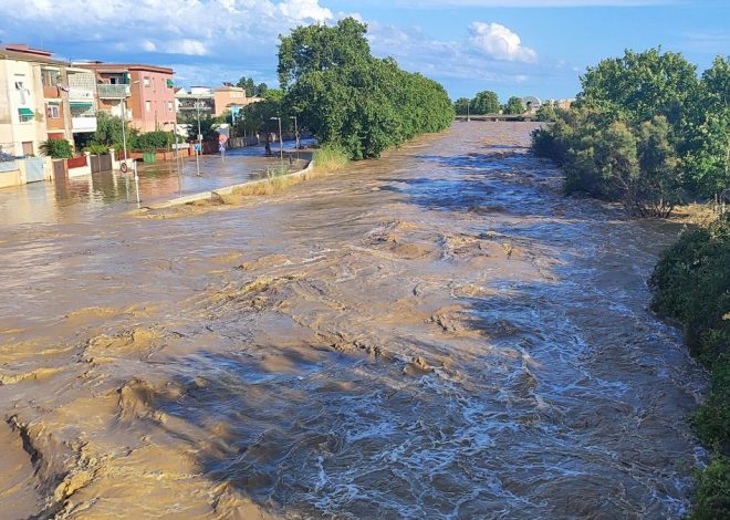 Los bomberos buscan a dos personas desaparecidas tras la crecida del río Foix en Cubelles (Barcelona)