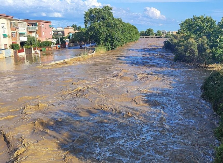 Los bomberos buscan a dos personas desaparecidas tras la crecida del río Foix en Cubelles (Barcelona)