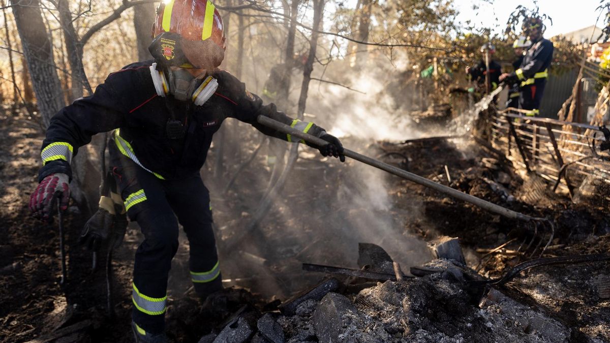 Levantado el confinamiento por el incendio de Méntrida mientras los retenes permanecen atentos al viento