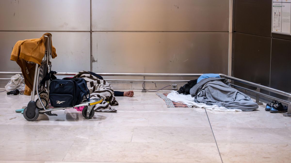 Aena prohíbe dormir a personas sin hogar en el aeropuerto de Barajas a partir de este jueves