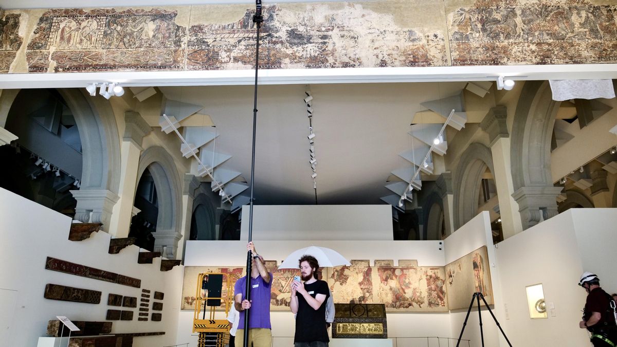 Los técnicos de Aragón enviados al MNAC estudian al detalle las medidas, la textura y los anclaje de las pinturas de Sijena
