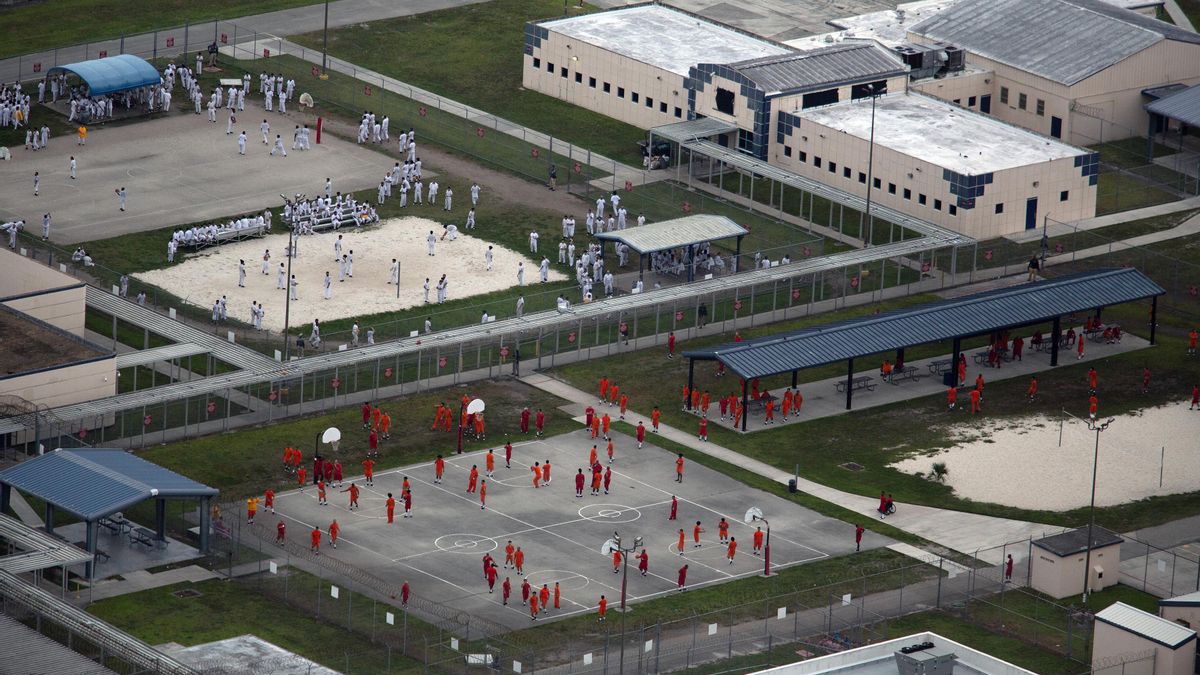 «Teníamos que comer esposados y agachados sobre los platos con la boca, como perros»: así es el día a día de los migrantes detenidos por la Administración Trump