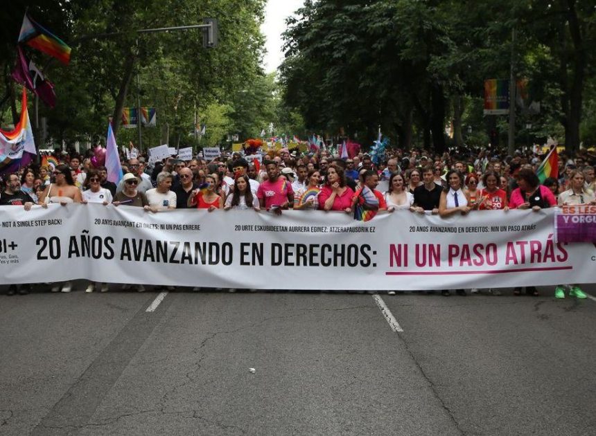 El Orgullo toma la calle y planta cara al retroceso en derechos LGTBI que impulsa la ultraderecha global