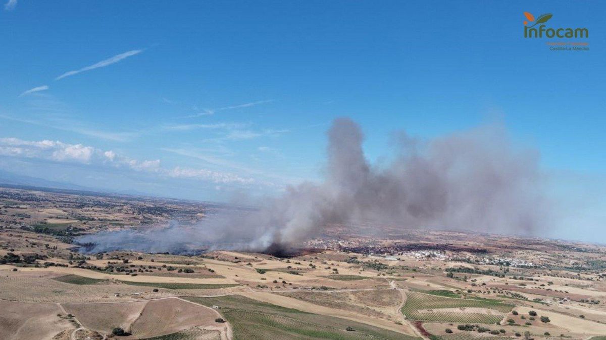 Evacúan a parte de la población de la localidad toledana de La Torre de Esteban Hambrán por un incendio forestal