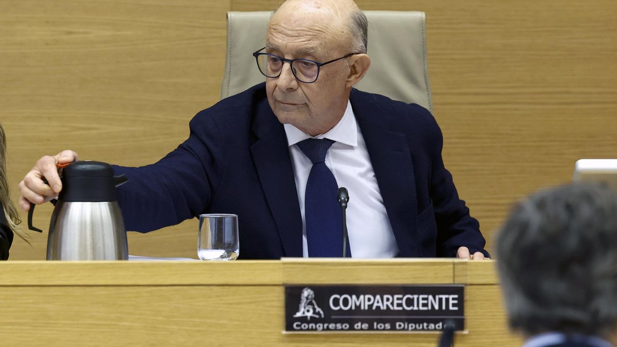 Un juez imputa a Cristóbal Montoro por beneficiar ilegalmente a empresas gasísticas siendo ministro de Hacienda