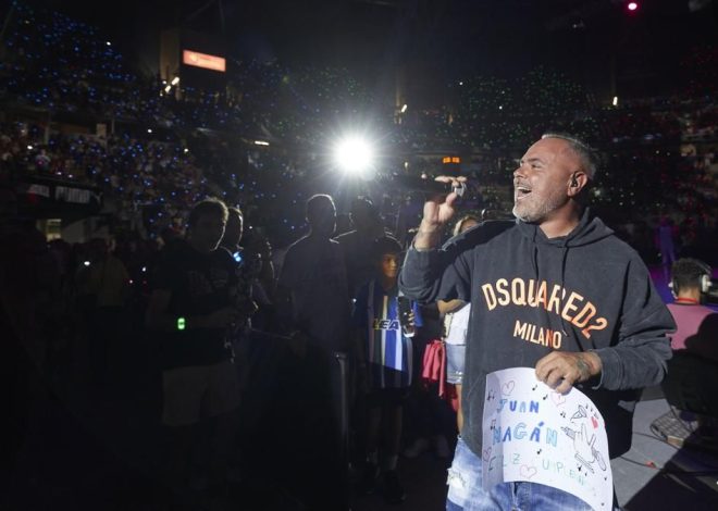 Juan Magán cede su micrófono en un concierto a quienes gritan «Pedro Sánchez hijo de puta»
