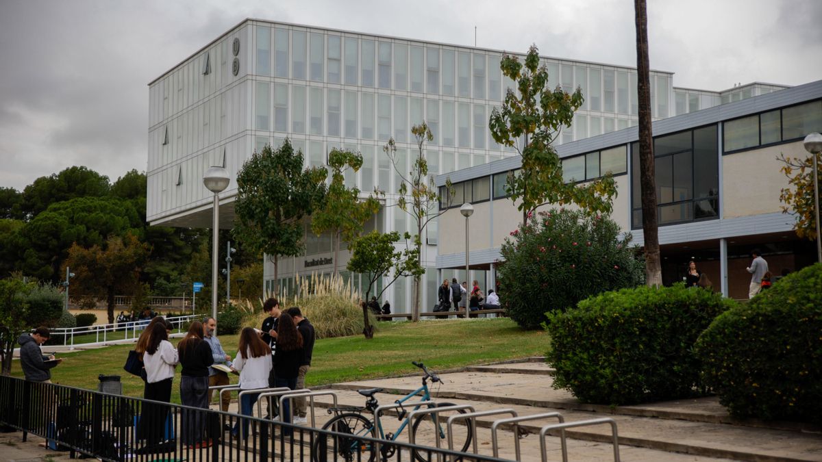 La Universitat de Barcelona impide que el catedrático señalado use sus instalaciones para un congreso, pero no lo investiga