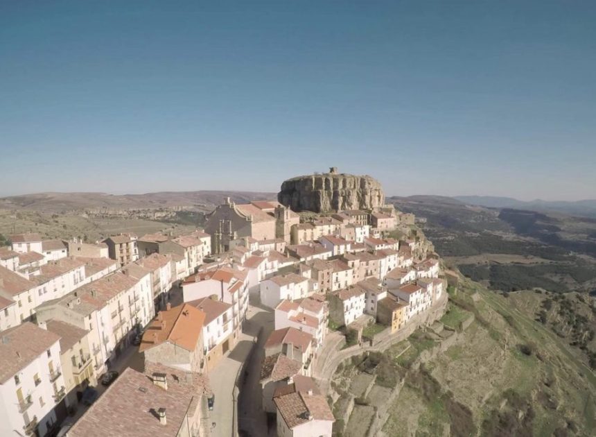 El pequeño pueblo que construyó su castillo sobre una roca para dominar el Maestrazgo