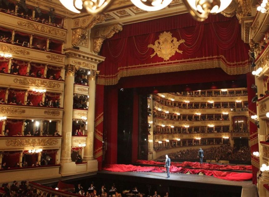 La Scala de Milán se harta de las chancletas y las bermudas: «No vamos a decirle a la gente cómo vestirse, pero que, al menos, se vista»
