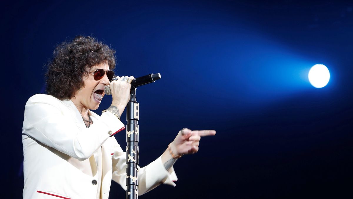 Bunbury para un concierto por el uso del móvil de un fan: «La puta cámara grabando todo el puto rato»