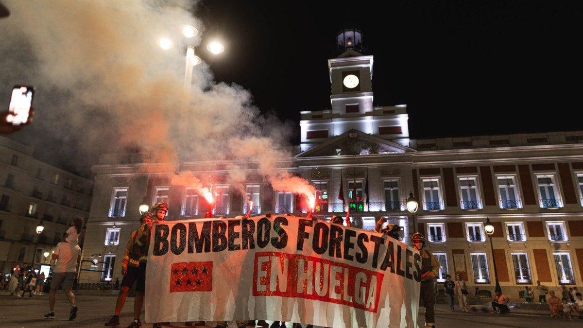 Los bomberos forestales de Madrid van a la huelga durante un mes para exigir mejoras laborales