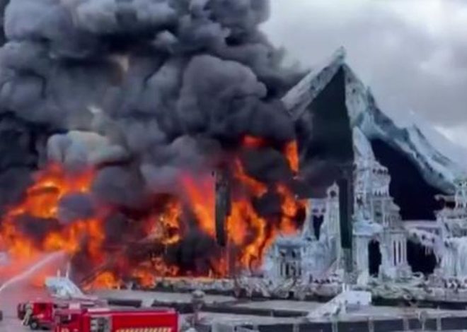Aparatoso incendio en el escenario principal del festival Tomorrowland en Bélgica