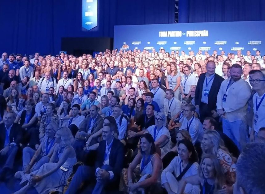 Baño de masas para Mazón en el congreso del PP con el apoyo de Tellado y gracias a la numerosa delegación valenciana