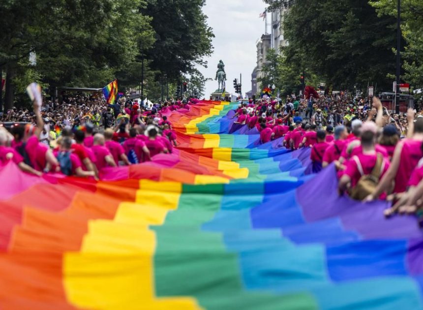 Recuperan el Kennedy Center de las manos de Trump para reivindicar el Orgullo LGTBI: «Otro gay más»