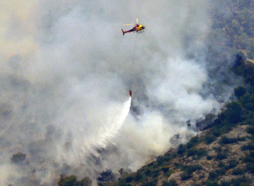 El fuego no da tregua en Catalunya: 18.000 vecinos confinados y 3.100 hectáreas quemadas en Tarragona
