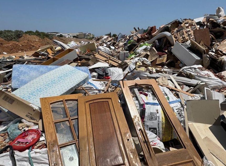 Paiporta, tomada ahora por los escombros tras la dana: 70 toneladas al día por las reformas en viviendas