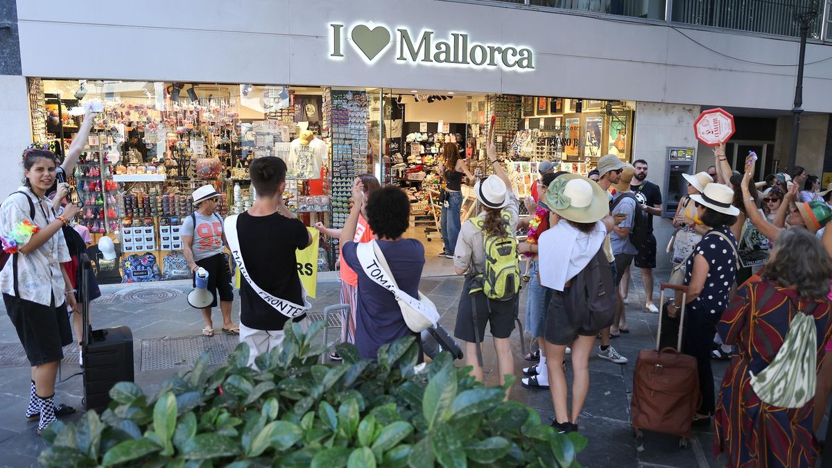 Españoles en exilio vacacional