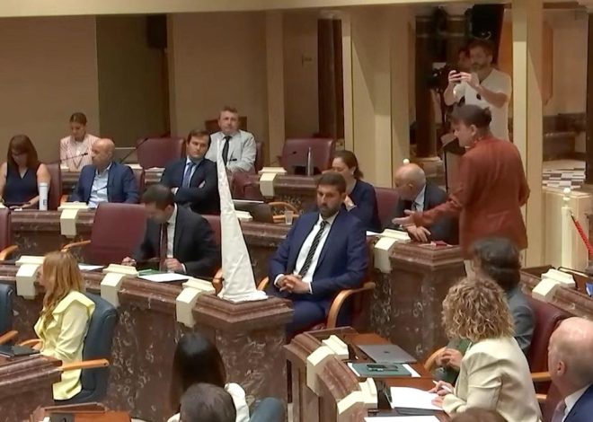 Podemos regala un capirote del Ku Klux Klan al líder murciano de Vox para «cazar» migrantes: «Así van bien vestidos»
