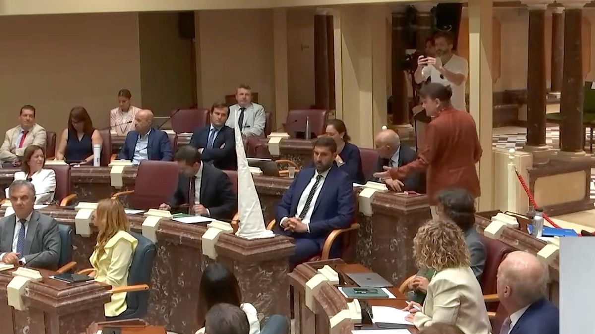Podemos regala un capirote del Ku Klux Klan al líder murciano de Vox para «cazar» migrantes: «Así van bien vestidos»