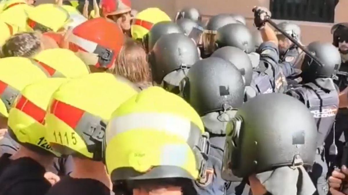 Tensión entre la Policía y los Bomberos en València en una nueva protesta por sus condiciones laborales