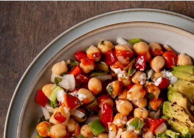 La ensalada con apenas seis ingredientes que es muy saludable, saciante y rica en proteínas