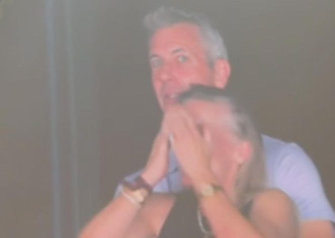 Un directivo deja su puesto tras viralizarse su abrazo con una compañera que no es su esposa en un concierto de Coldplay en Massachusetts