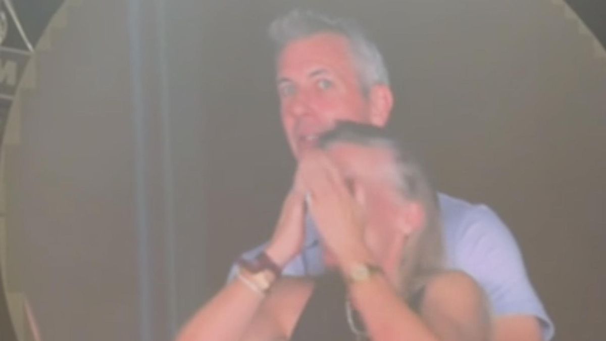 Un directivo deja su puesto tras viralizarse su abrazo con una compañera que no es su esposa en un concierto de Coldplay en Massachusetts
