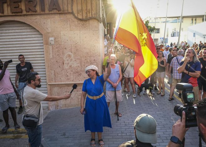 Los ultras pinchan en Torre Pacheco con más policías y prensa que manifestantes