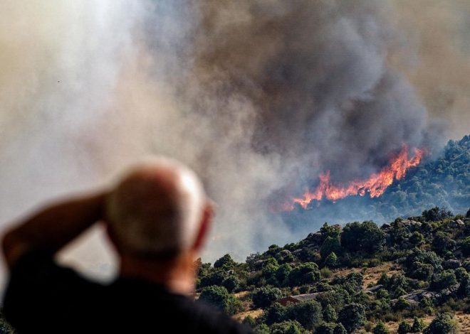 El incendio de Navaluenga, en Ávila, se contiene durante la noche pero se espera una jornada de más calor y viento
