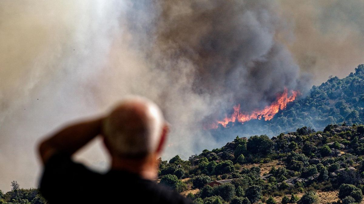 El incendio de Navaluenga, en Ávila, se contiene durante la noche pero se espera una jornada de más calor y viento