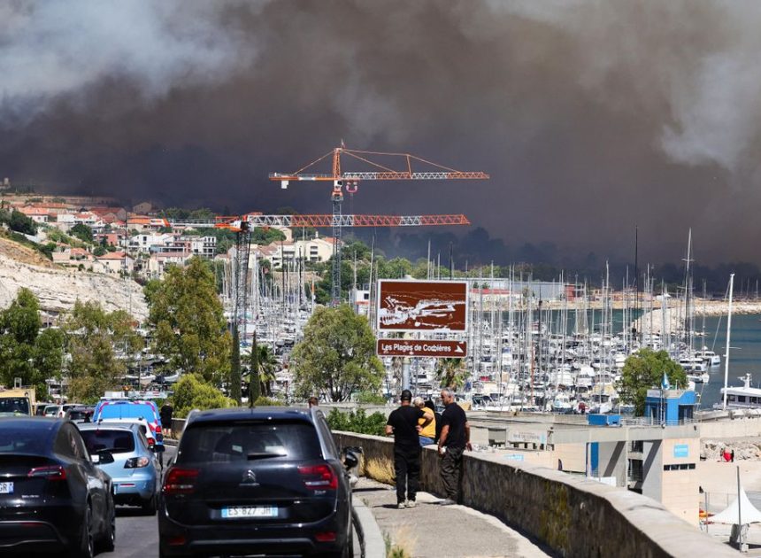 Un gran incendio obliga a cerrar el aeropuerto de Marsella mientras la fuerte humareda amenaza el norte de la ciudad
