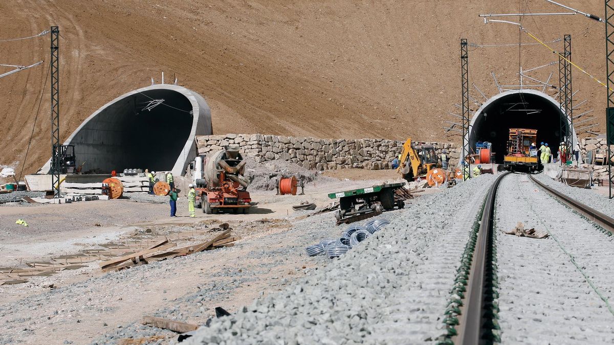 Nuevas filtraciones en el túnel del Valle de Abdalajís inundan las vías del tren y causan retrasos en el AVE a Málaga