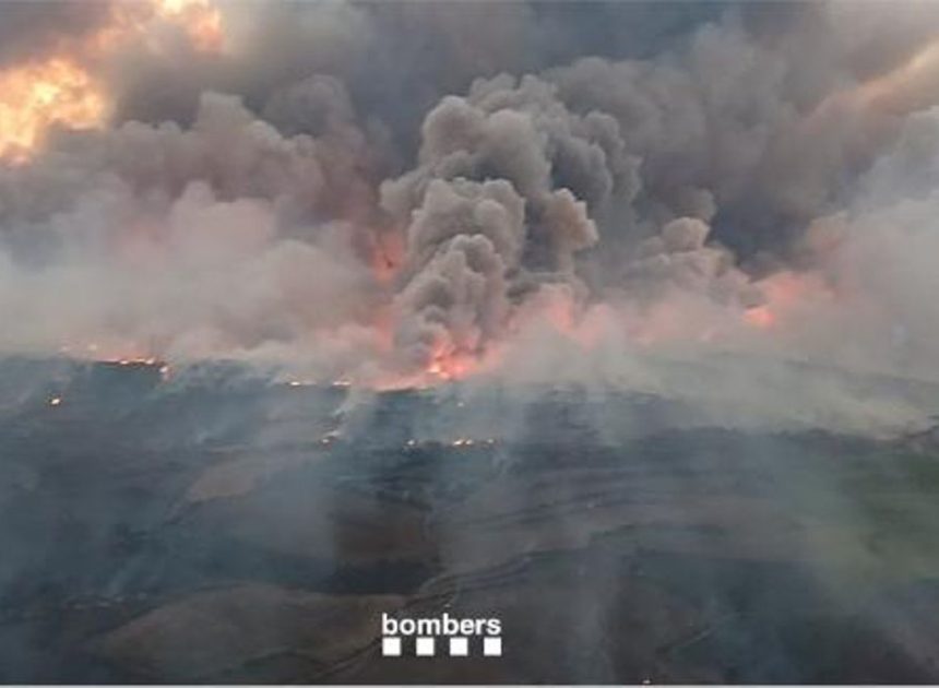 Más de 1.800 hectáreas quemadas y una columna de humo de 14 kilómetros en un incendio en Torrefeta (Lleida)