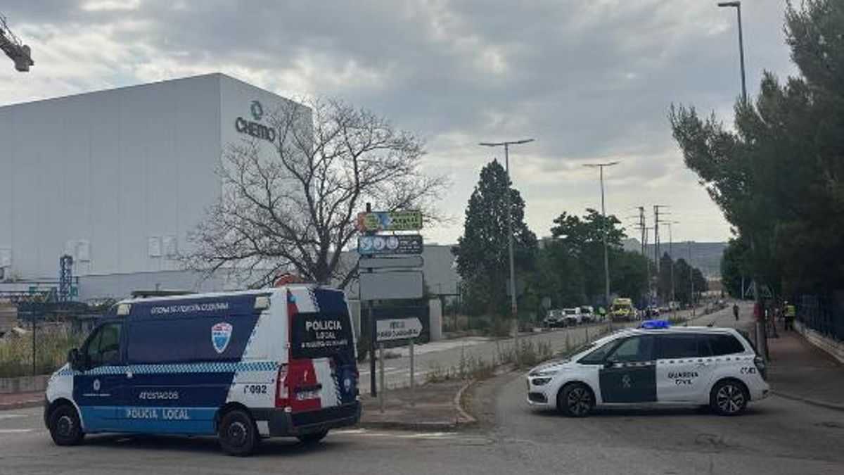 Cuatro heridos en el incendio de una empresa farmacéutica en Guadalajara que obliga a desalojar a 600 personas