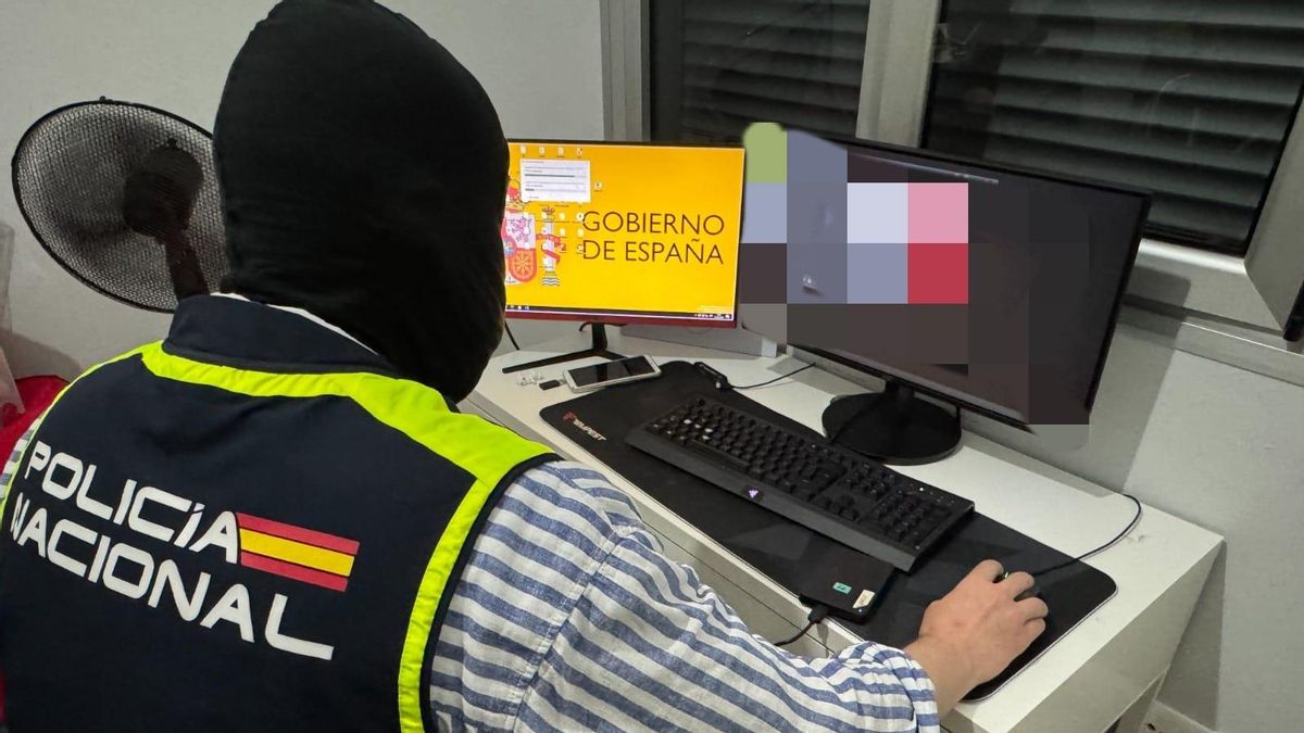 La Policía investiga si los dos jóvenes detenidos por filtrar datos de políticos y periodistas tenían alguien por encima