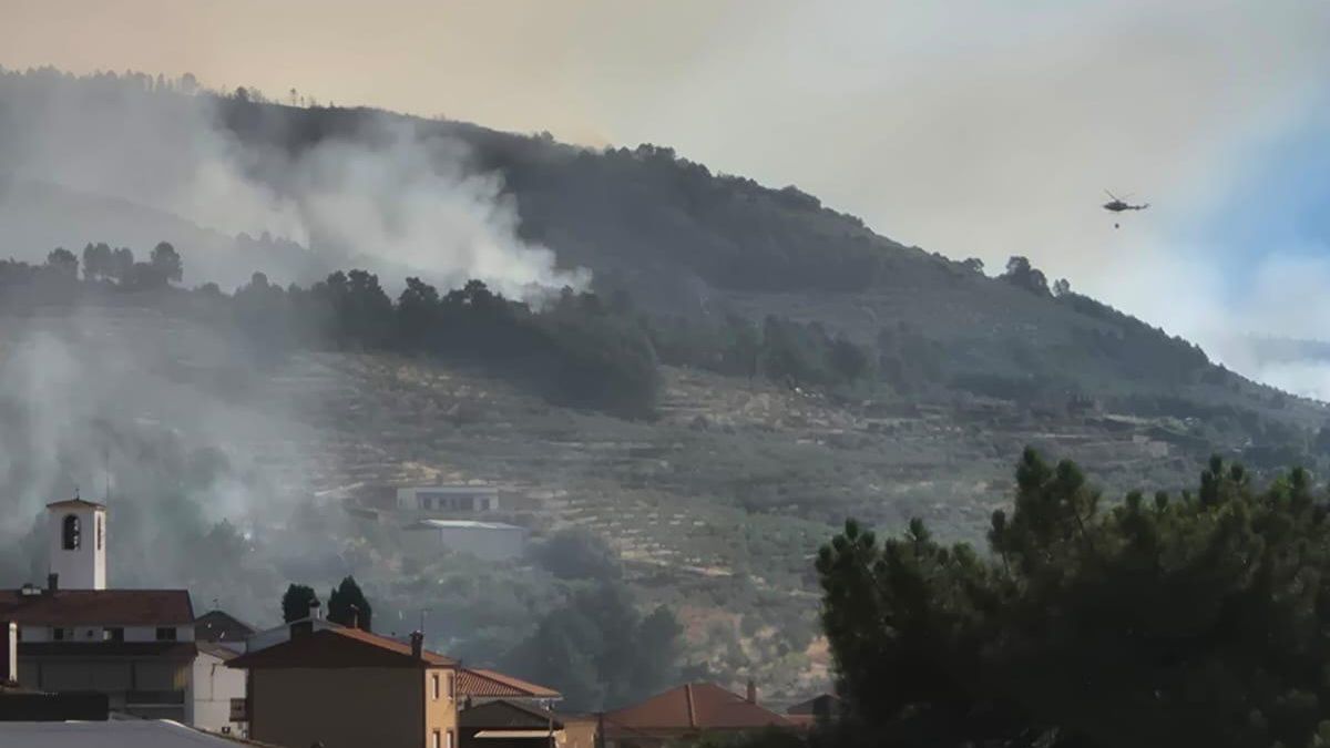 El 60% del perímetro del incendio de Las Hurdes está estabilizado y por ahora se descartan más desalojos
