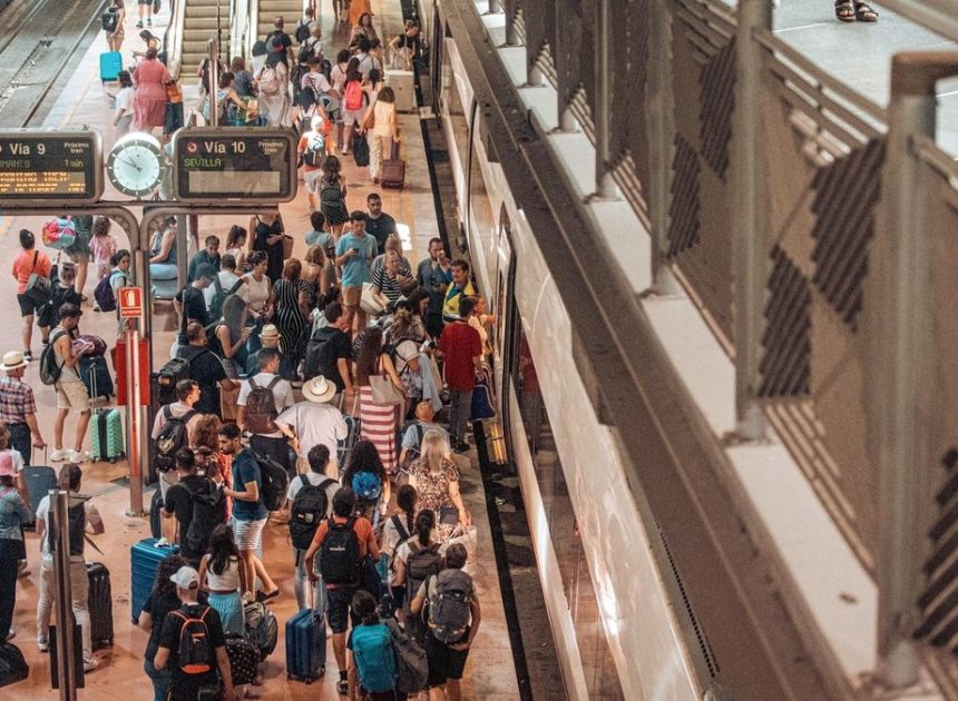 Interrumpida la circulación de trenes de alta velocidad de la línea Madrid-Barcelona por un incendio en Lleida