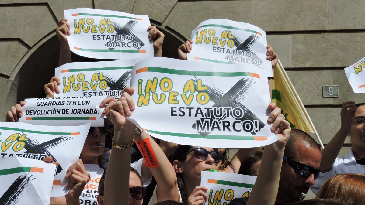 A Mónica García se le atraganta la negociación de las condiciones laborales de los sanitarios