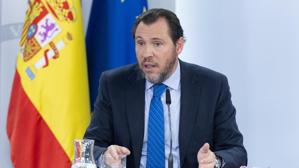 Ayuso busca el choque con Óscar Puente a cuenta de los retrasos en el AVE y él responde: «Si por algo destaca, es su cuñadez»