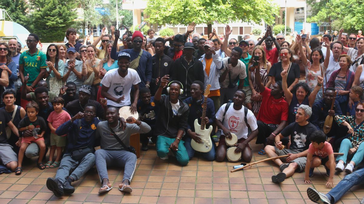 Solidaridad vecinal en Donostia como respuesta al tapón burocrático de los migrantes de Mali que duermen en la calle