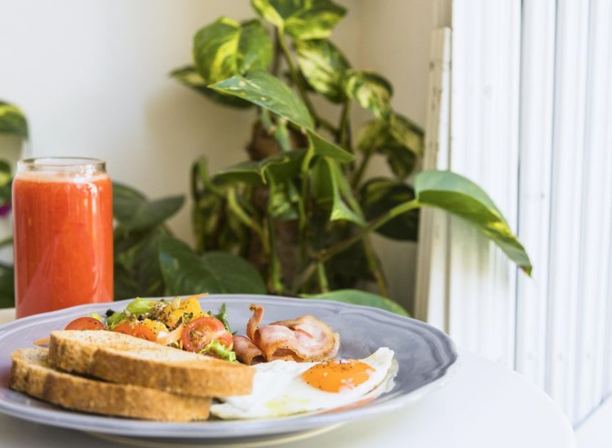¿Tiene ventajas desayunar más tarde?