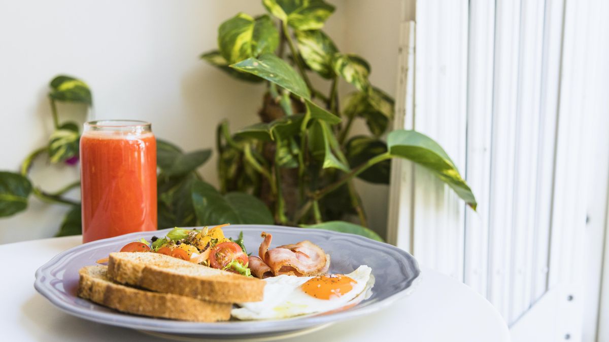 ¿Tiene ventajas desayunar más tarde?