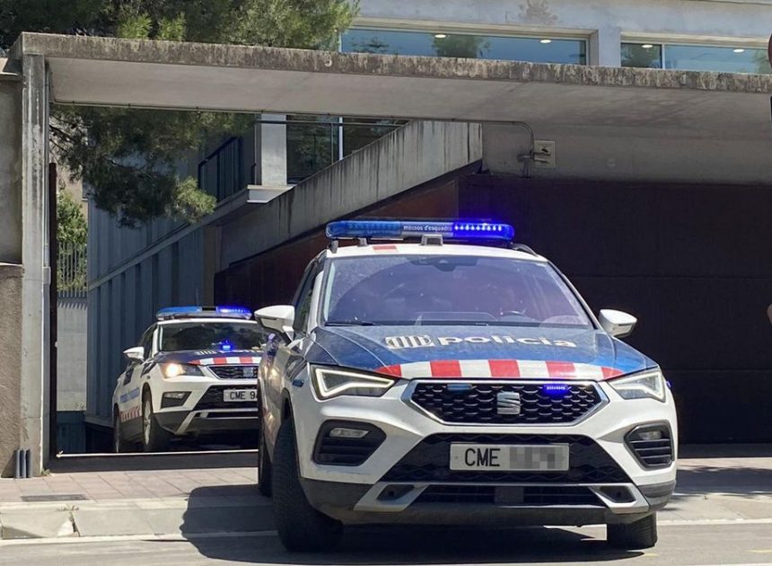Dos muertos y cinco mossos heridos al atrincherarse un hombre en una casa de Calldetenes (Barcelona)