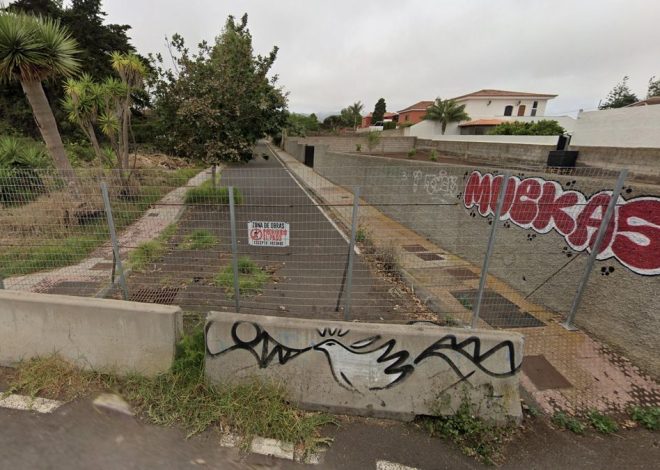 El insólito caso de una calle de Canarias que lleva años cortada y vallada porque un vecino no pagó una deuda