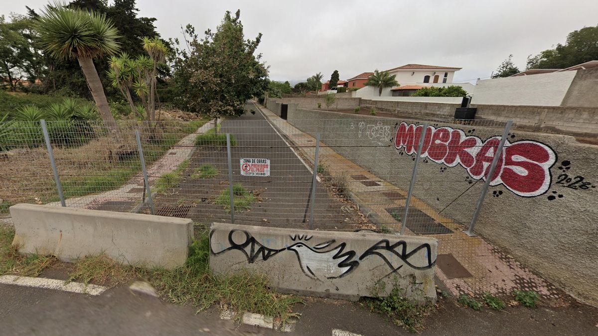 El insólito caso de una calle de Canarias que lleva años cortada y vallada porque un vecino no pagó una deuda